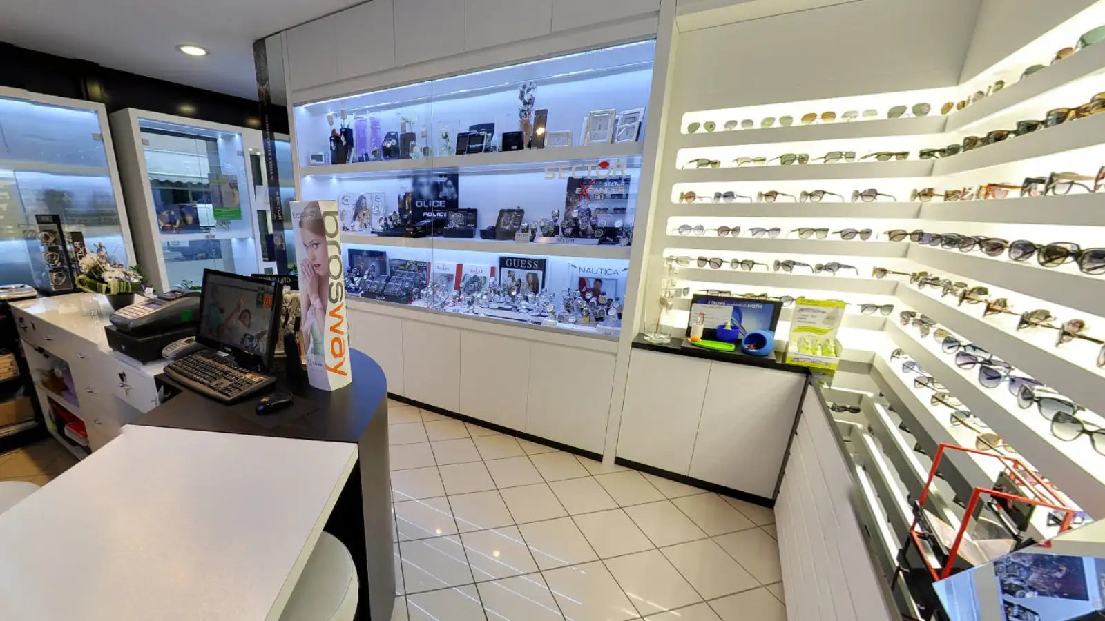 Astuccio per occhiali rettangolari bianco e nero con design elegante.