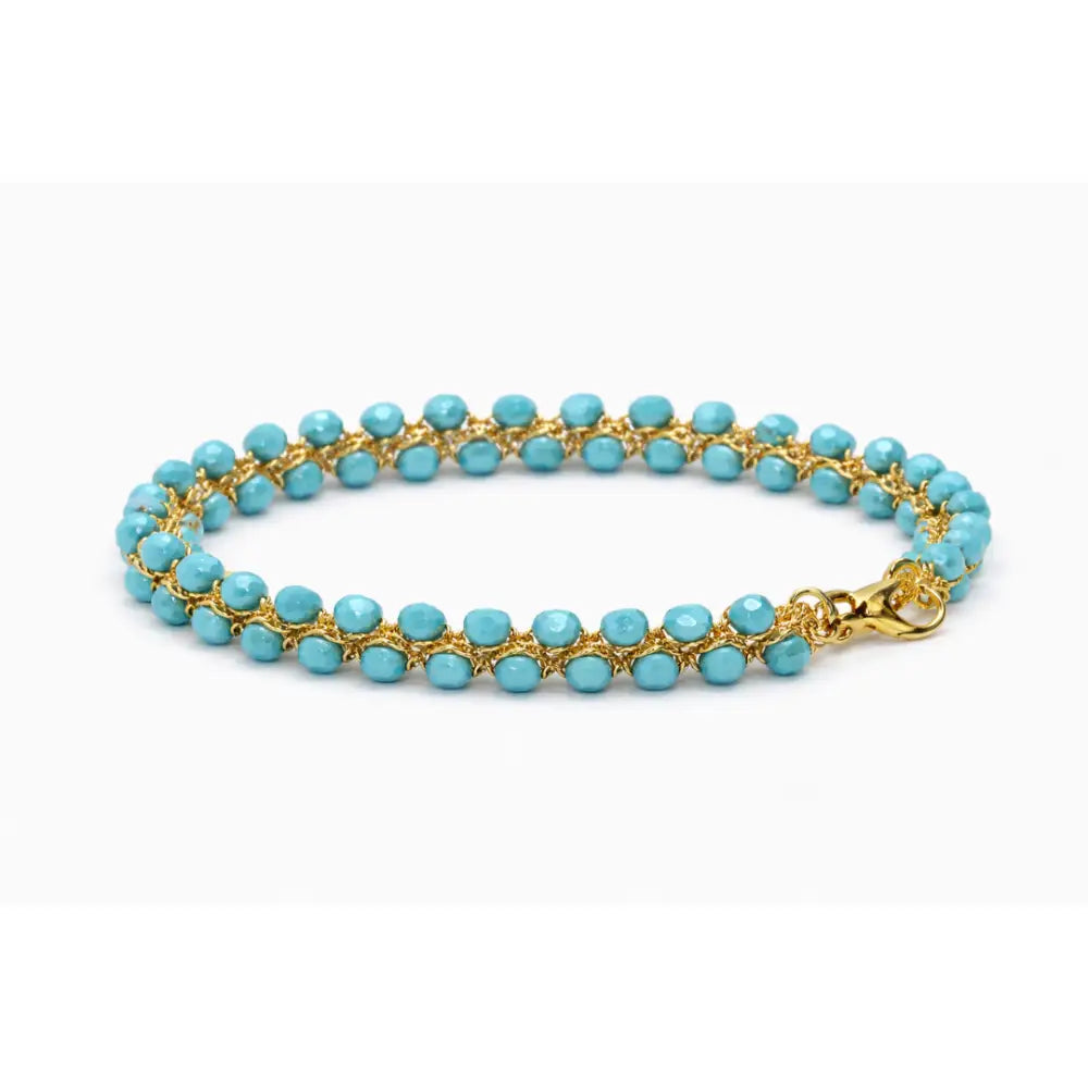 Bracciale artigianale Onda in turchese con perline, chiusura dorata e design intrecciato