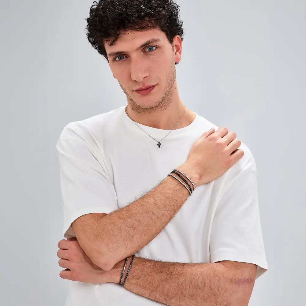 Maglietta crew neck bianca con collana croce nera e bracciali pelle marrone Brosway BVD33