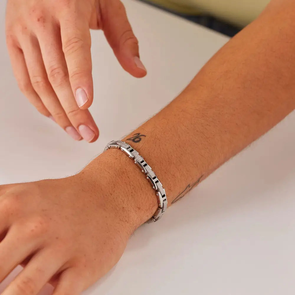 Bracciale Brosway BBC30 in acciaio silver con design interlocking sul polso