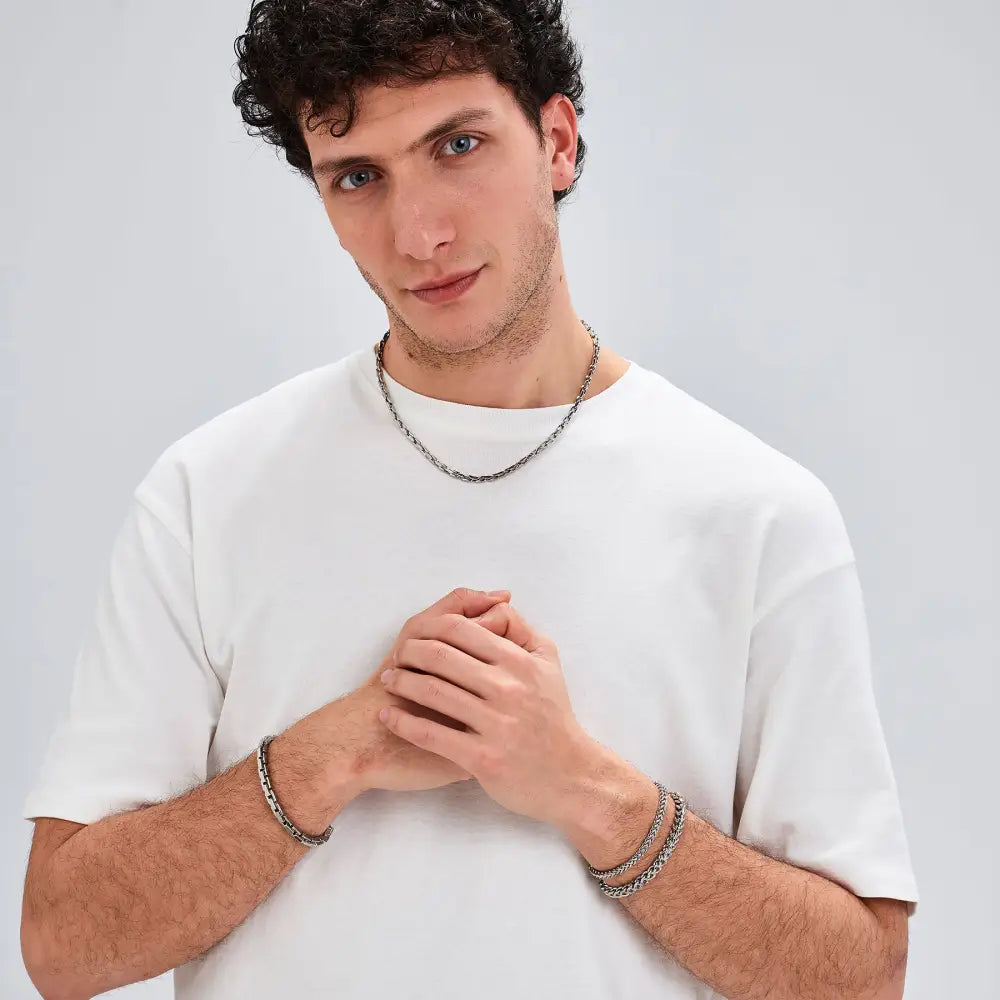 Maglietta crew neck bianca con catena silver e bracciali Brosway Riptide BTD046