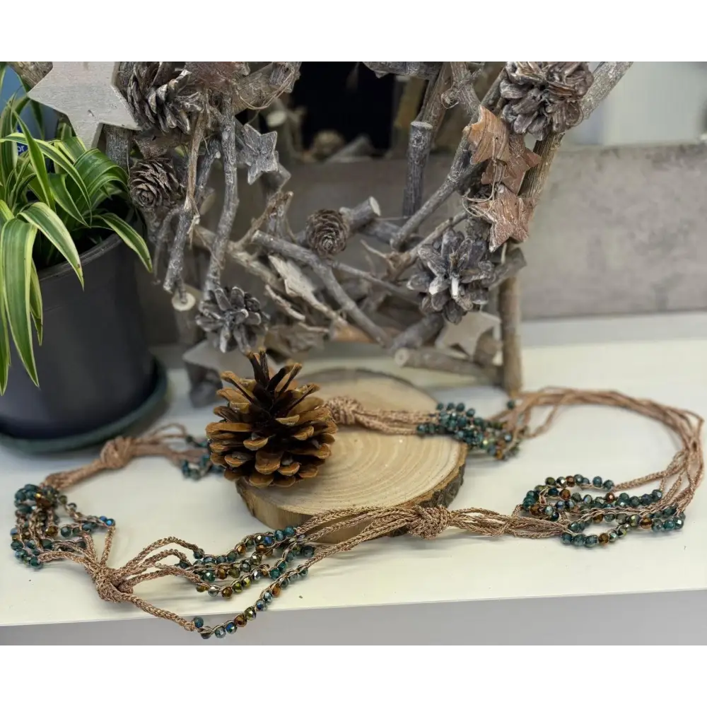 Portavasivivai macramè artigianale rustico con perle teal e bronzo iridescenti