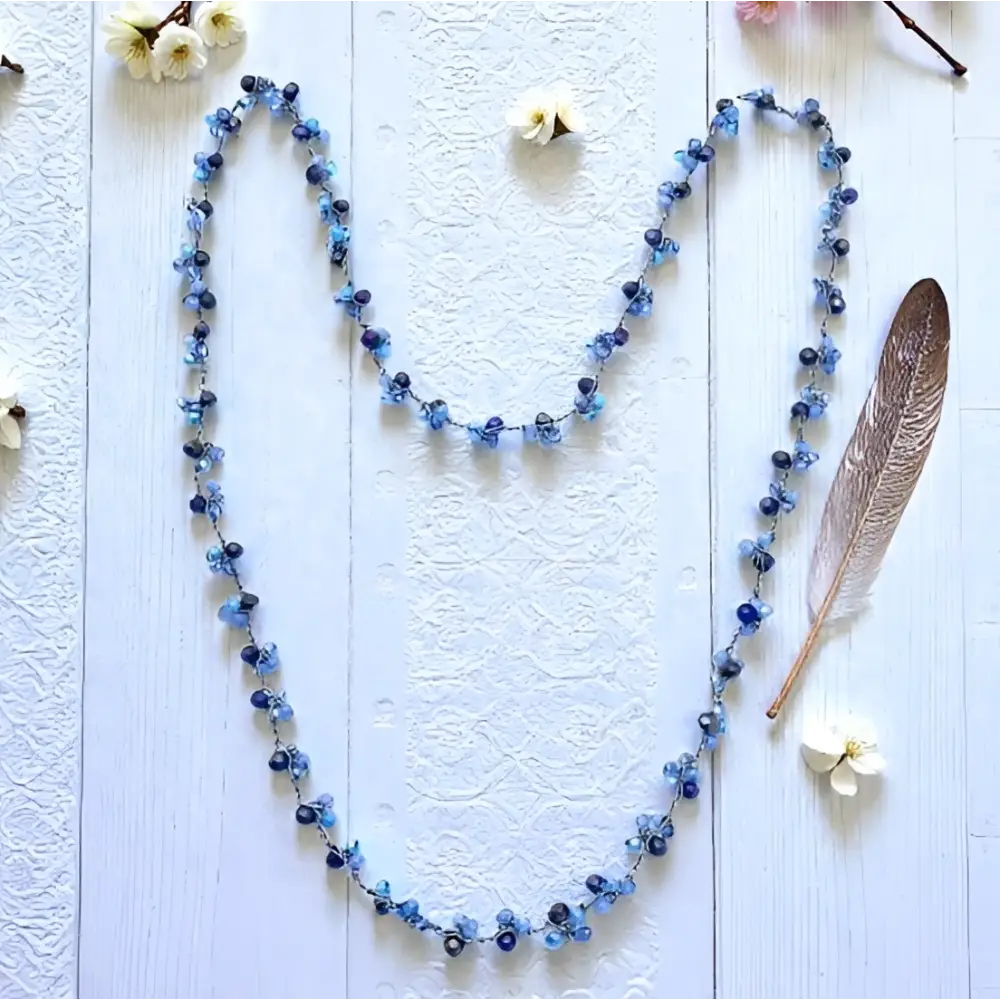 Collana handmade Breva con cristalli sfaccettati blu delicati