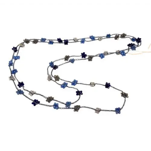 Collana Flora handmade con fiori crochet blu-grigi e cristalli multicolor