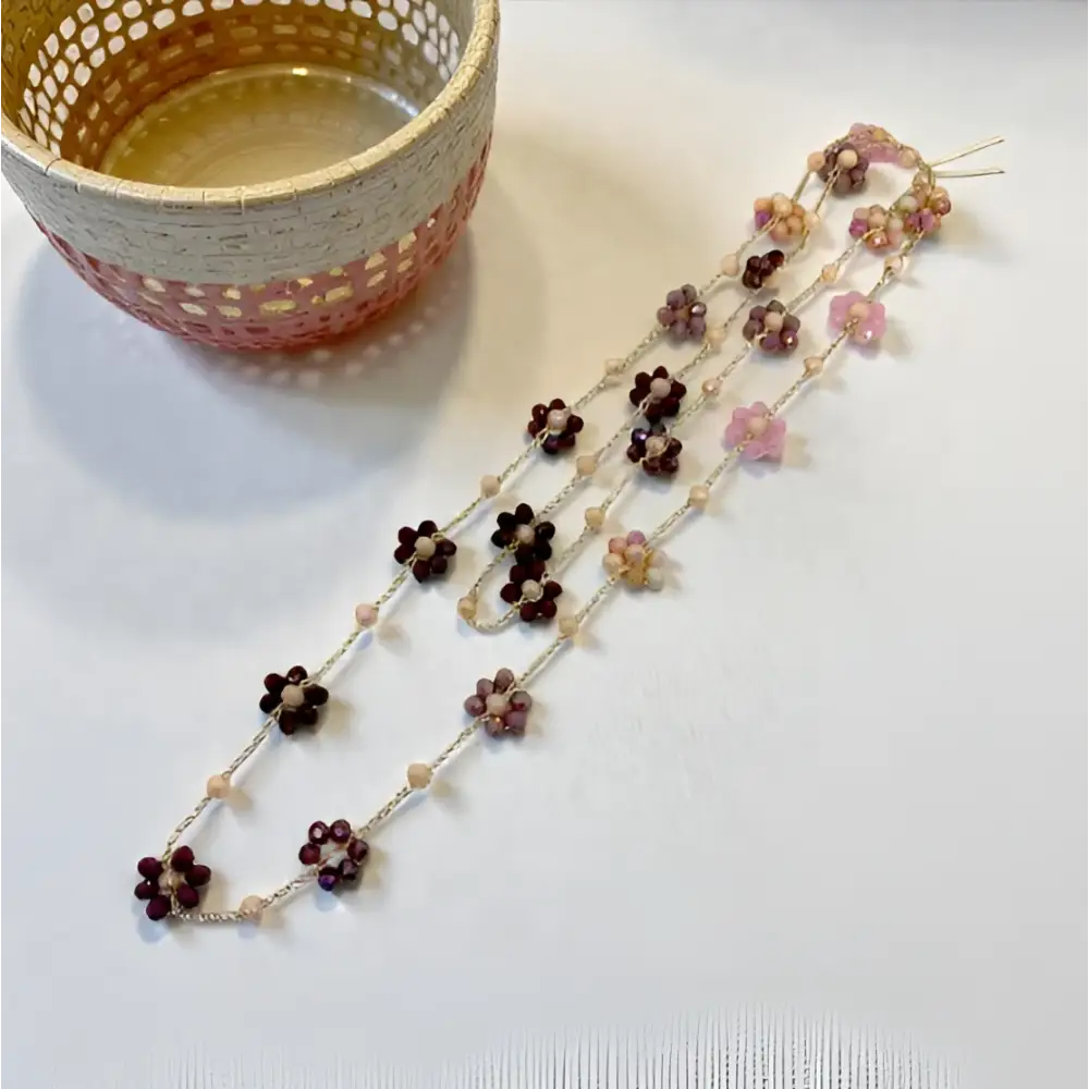 Collana handmade Petalia con fiori perline rosa, mauve e borgogna su filo argento