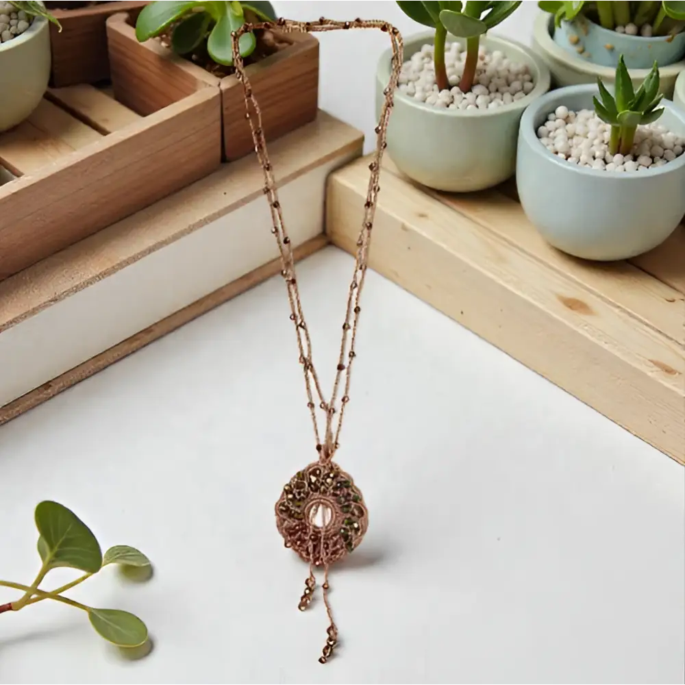 Collana handmade Sahara: ciondolo ovale oro rosa con perline pendenti