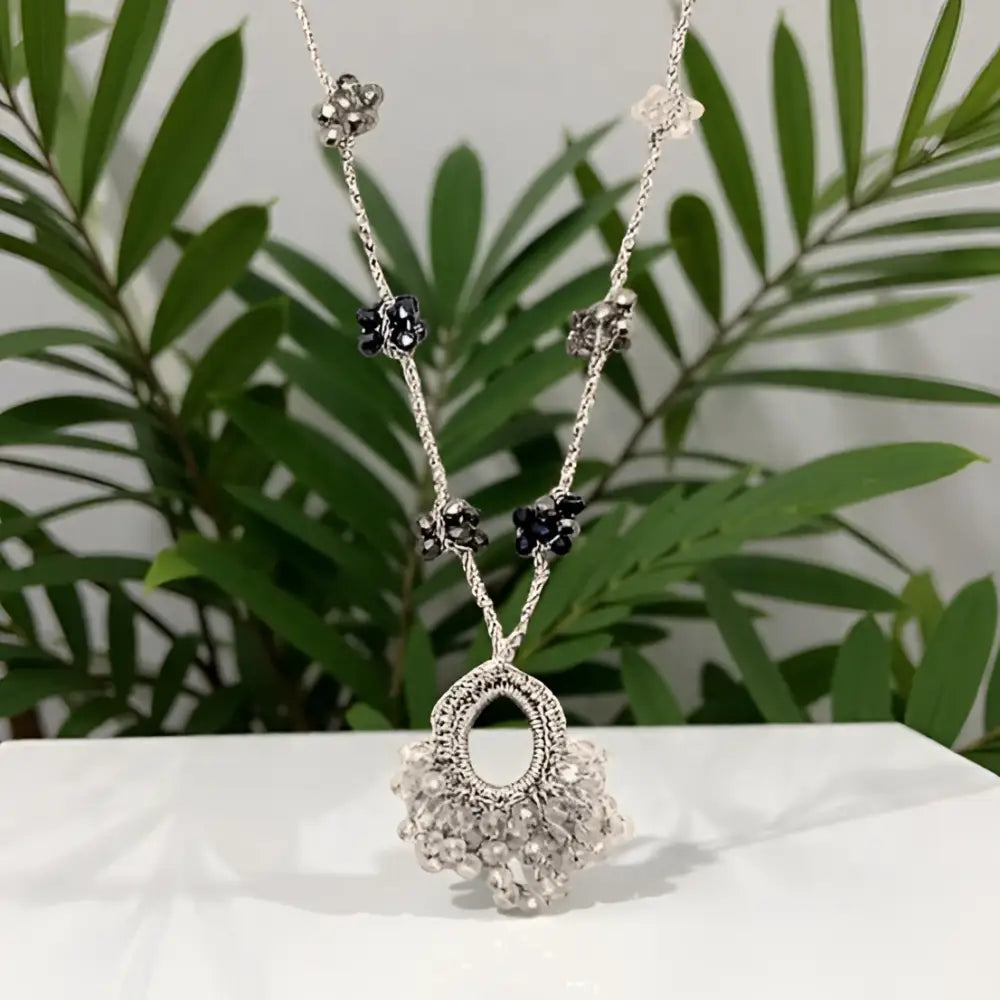 Collana Nebula: intreccio artigianale in argento con fiori pendenti e cristalli sfaccettati