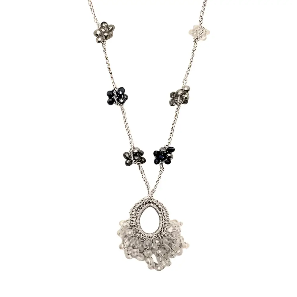Collana Nebula: intreccio artigianale con cristalli sfaccettati trasparenti e grigio fumo