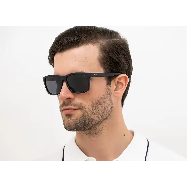 Occhiali da sole sportivi uomo invu neri con montatura rettangolare ultra polarizzati modello ia22411a