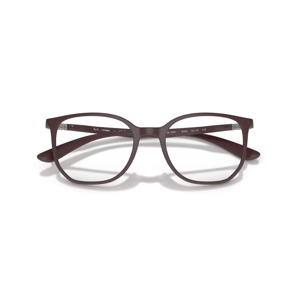 Un paio di occhiali ray ban montatura da vista elliot liteforce unisex rb7397 stile wayfarer rettangolari color burgundy opaco con lenti trasparenti